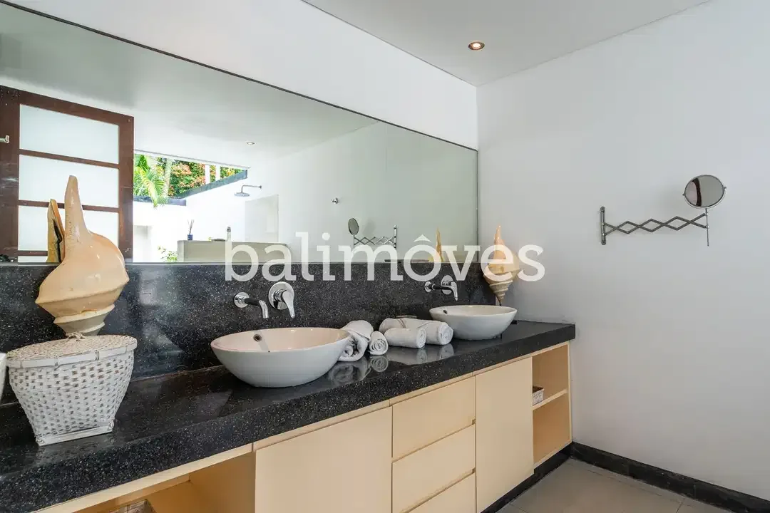 Luas & Terang Villa Tiga Kamar Tidur Di Tepi Pantai Sanur - Image 2 of 10