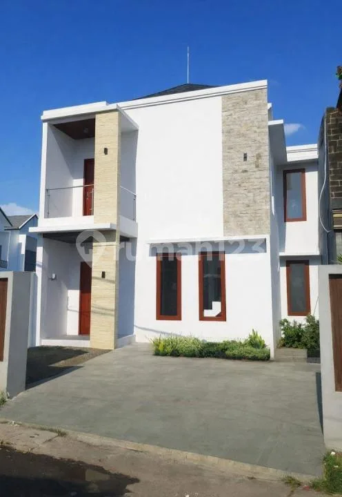 Rumah Modern 2 Lantai di Jalan Pulau Batam Pusat Kota Denpasar - Image 1 of 3