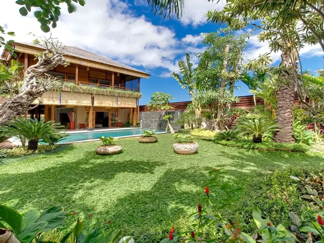 Freehold - Sprawling Luxury Estate with Tropical Gardens and Seminyak - Image 2 of 10