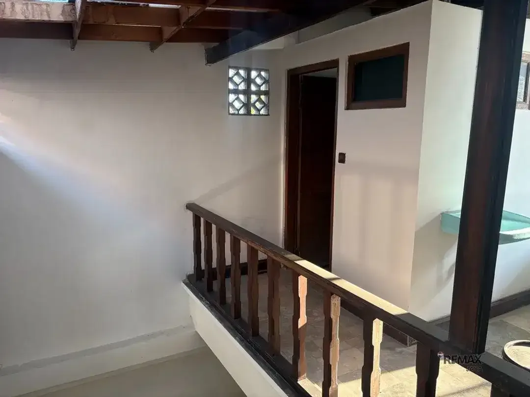 Rumah Luas 2 Lantai Disewakan di Tukad Yeh Aya, Denpasar Selatan - Image 5 of 6