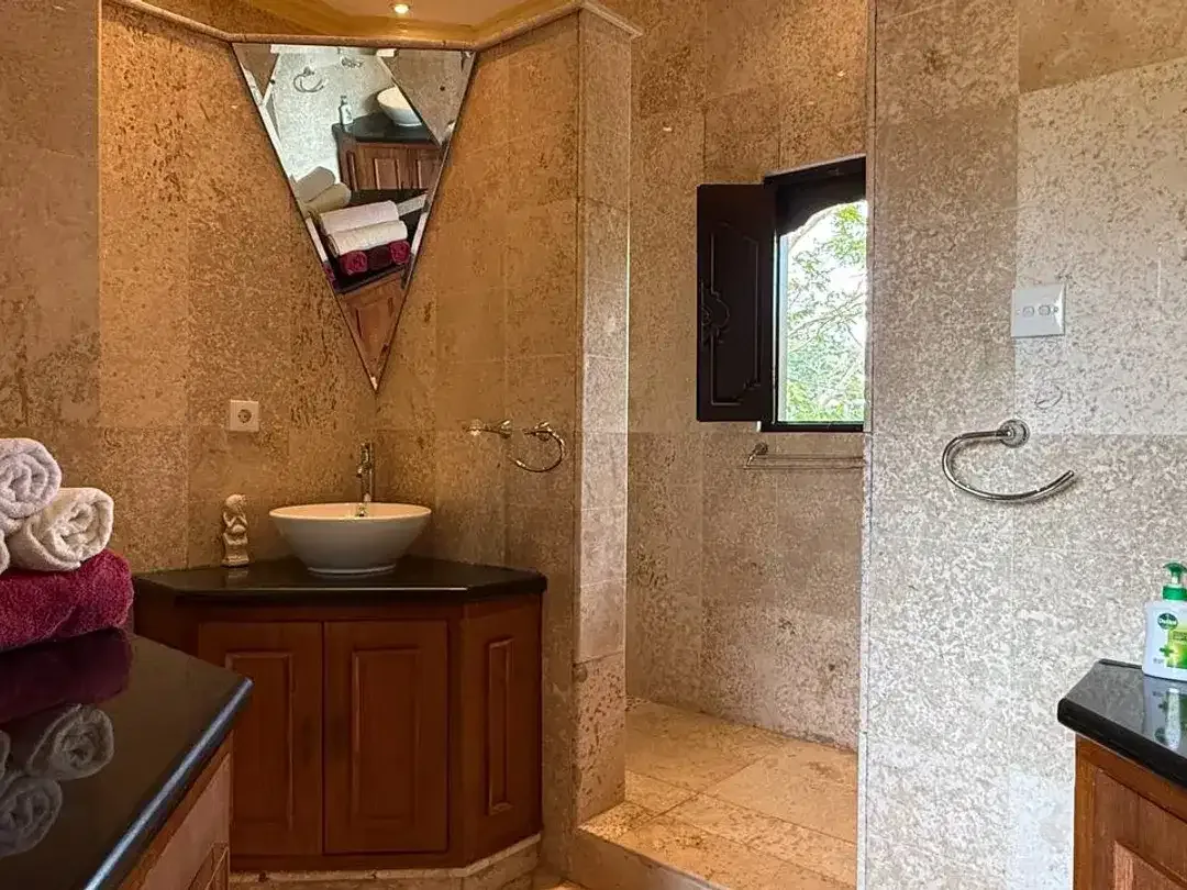 Villa 2 Bedrooms Balinese Style Private Cluster Dekat Pantai Melasti Ungasan - Image 6 of 10
