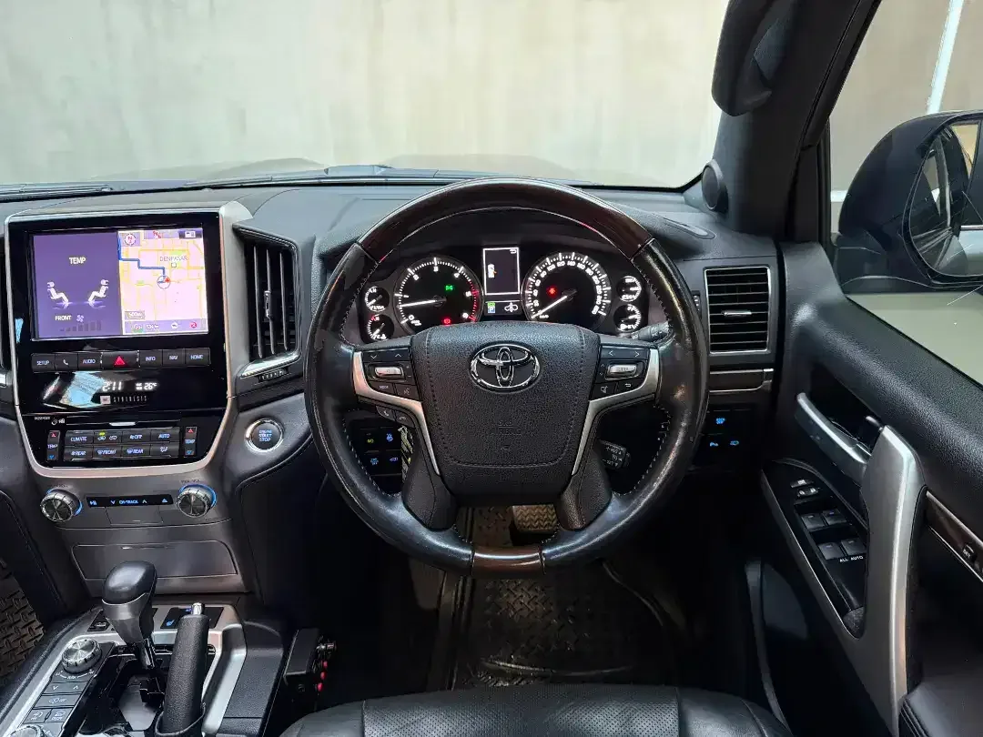 Toyota Land Cruiser 200 VXR 4x4 2020 - Image 5 of 10
