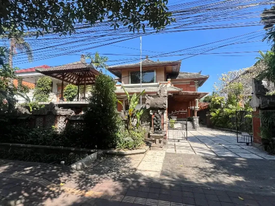 RUMAH LOKASI STRATEGIS TENGAH KOTA DI RAYA PUPUTAN RENON DENPASAR - Image 9 of 9