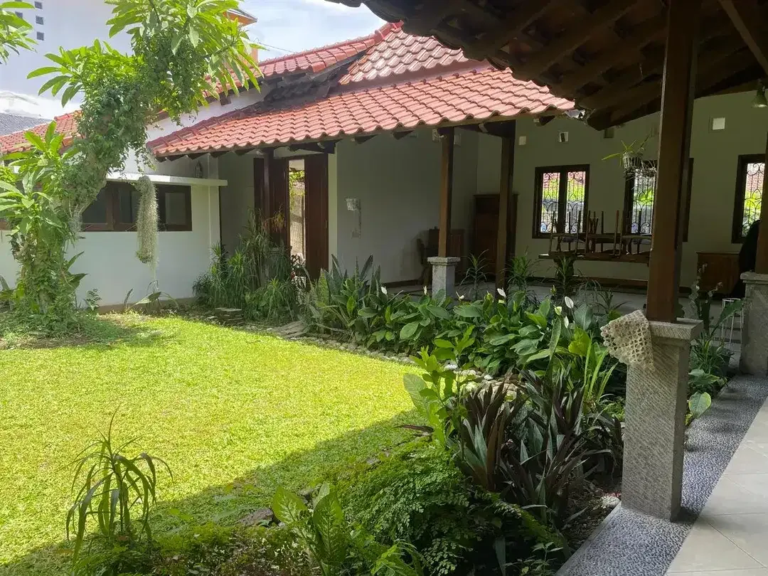 Rumah 1 Lantai Dengan taman Luas Lokasi Renon - Image 10 of 10