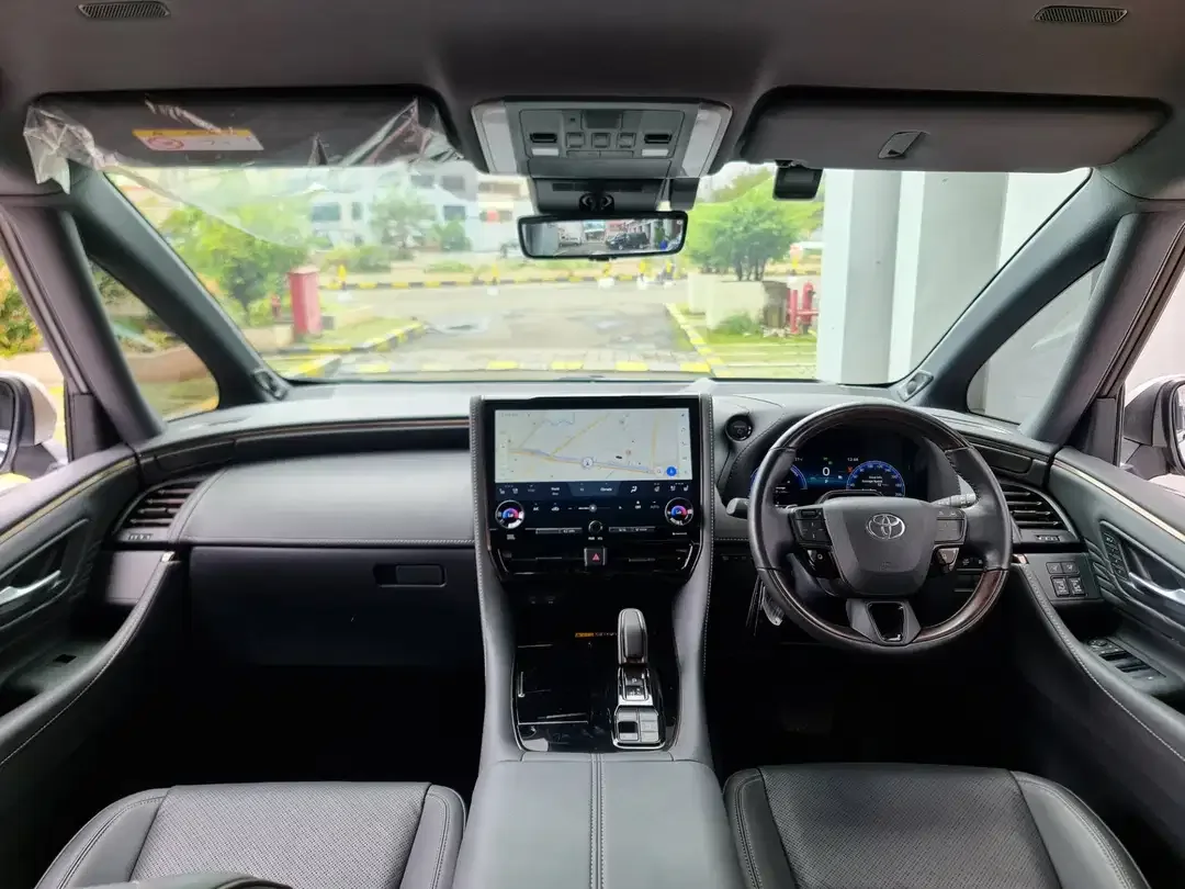 Toyota Alphard Hybrid - Image 10 of 10