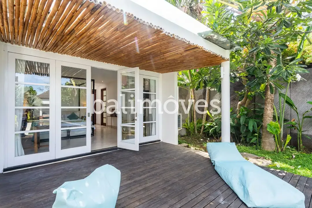 Luas & Terang Villa Tiga Kamar Tidur Di Tepi Pantai Sanur - Image 8 of 10