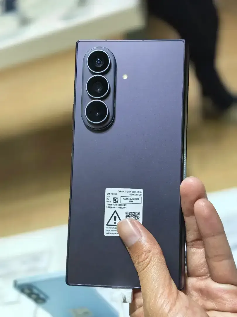 Samsung z fold 8 ultra - Image 3 of 3
