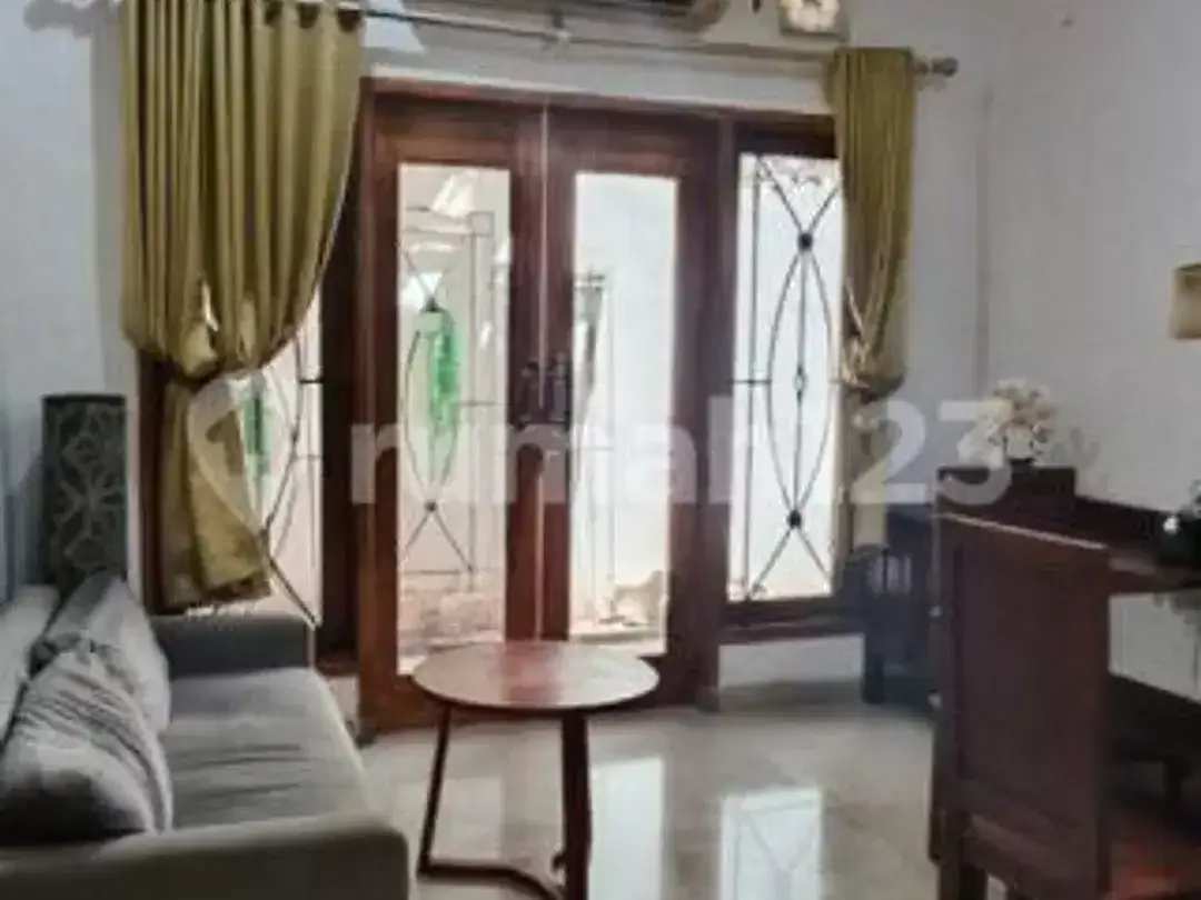 Rumah 2 Lantai 4Kt Dekat Pantai Berawa, Semi Furnished, Rp 140 Juta/Tahun - Image 1 of 5