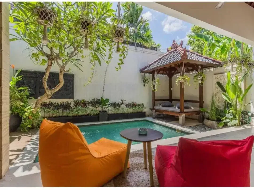 Dijual Siap huni  3 Vila 3 private pool & 1 unit loft di 1 komplek di  BALI UMALAS Bumbak - Image 10 of 10