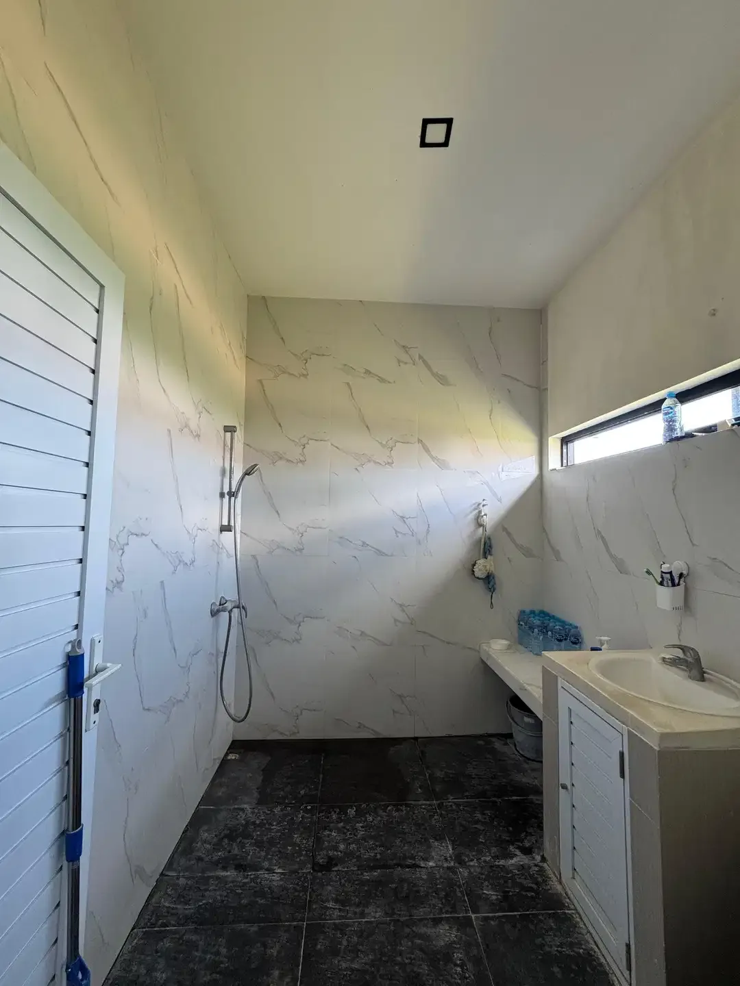 FOR SALE HUNIAN BAGUS READY UNIT 3 BR LOKASI KEROBOKAN PREMIUM - Image 6 of 9