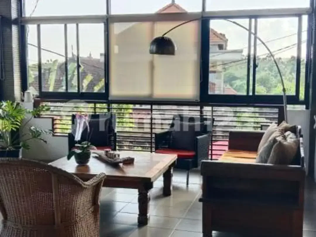 Villa Klasikal Tropika Nuansa Perpaduan Klasik dan Modern - Image 2 of 5