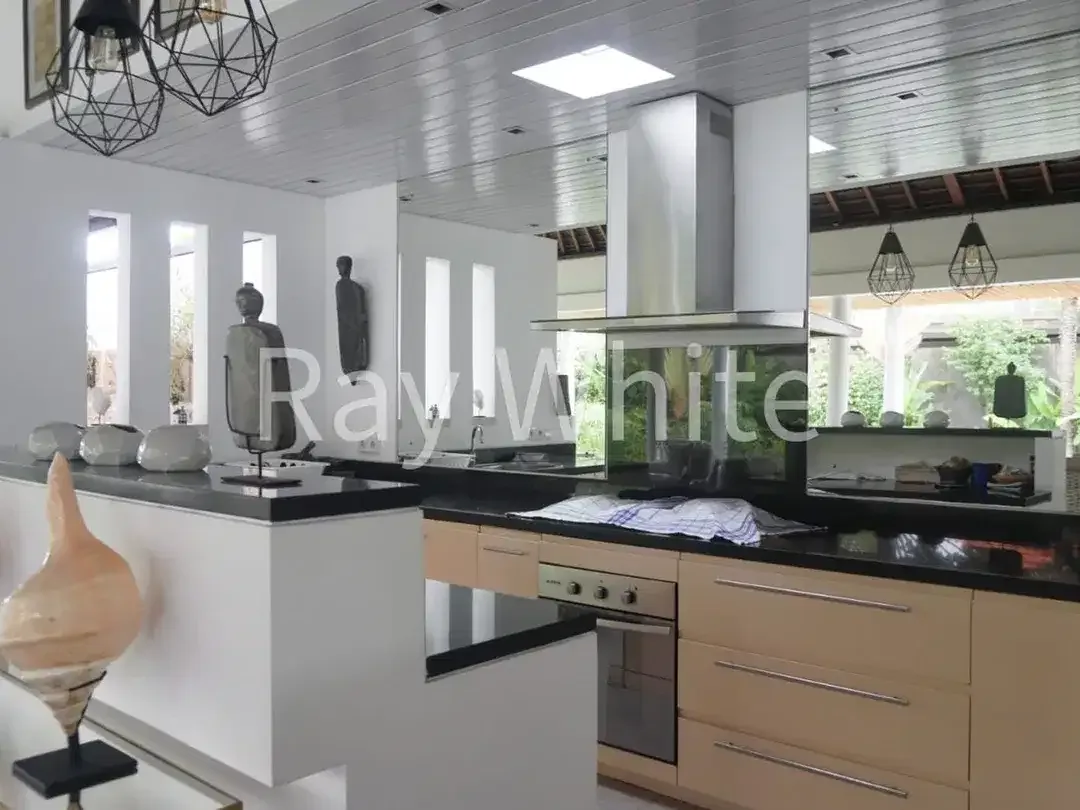 Leasehold - Tranquil 3-Bedroom Villa with Expansive Garden Prime Sanur - Image 5 of 10