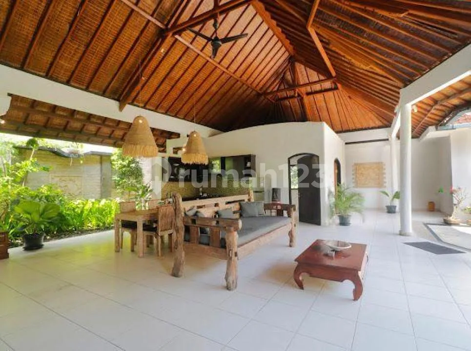 Villa di Pusat Area Seminyak Hanya 5 Menit ke Pantai Legian - Image 2 of 4