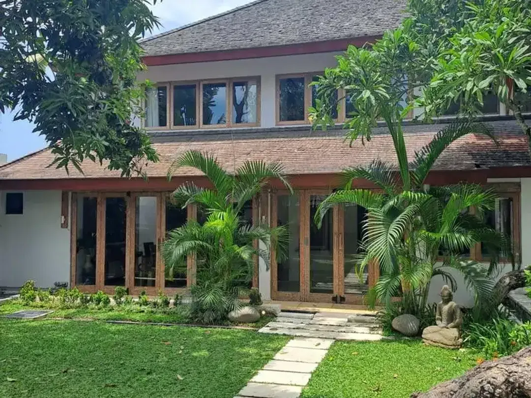 Freehold 4-Bedroom Villa in Batubelig, Seminyak - Image 2 of 10