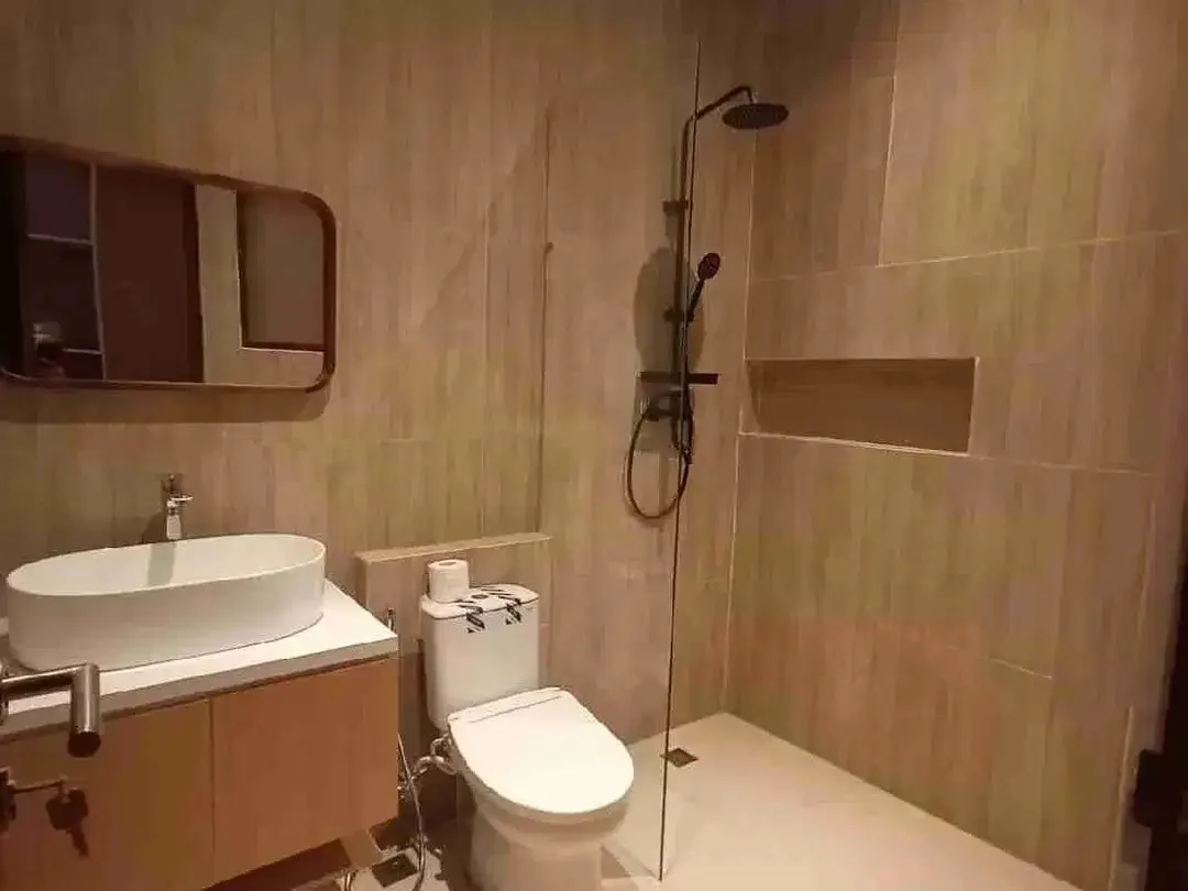 DISEWAKAN RUMAH MODERN DI AREA RENON LOKASI STRATEGIS. - Image 3 of 6
