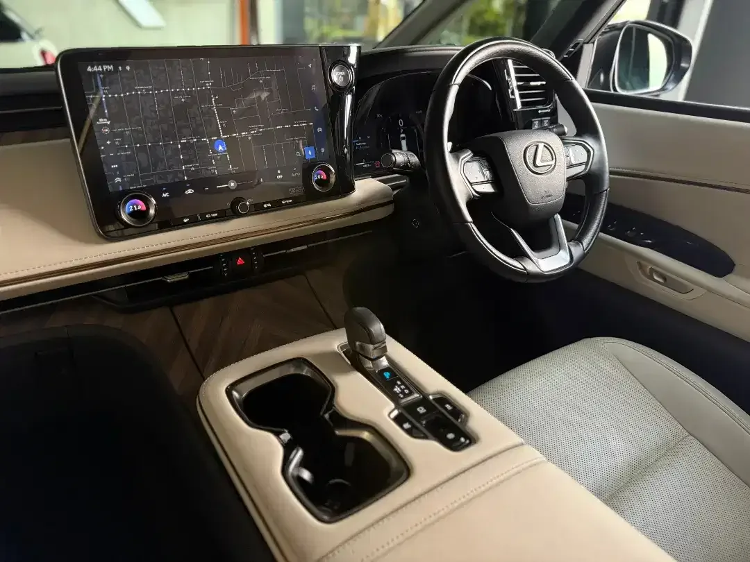 Lexus LM 350 Hybrid 7 Seater 2024 - Image 6 of 10