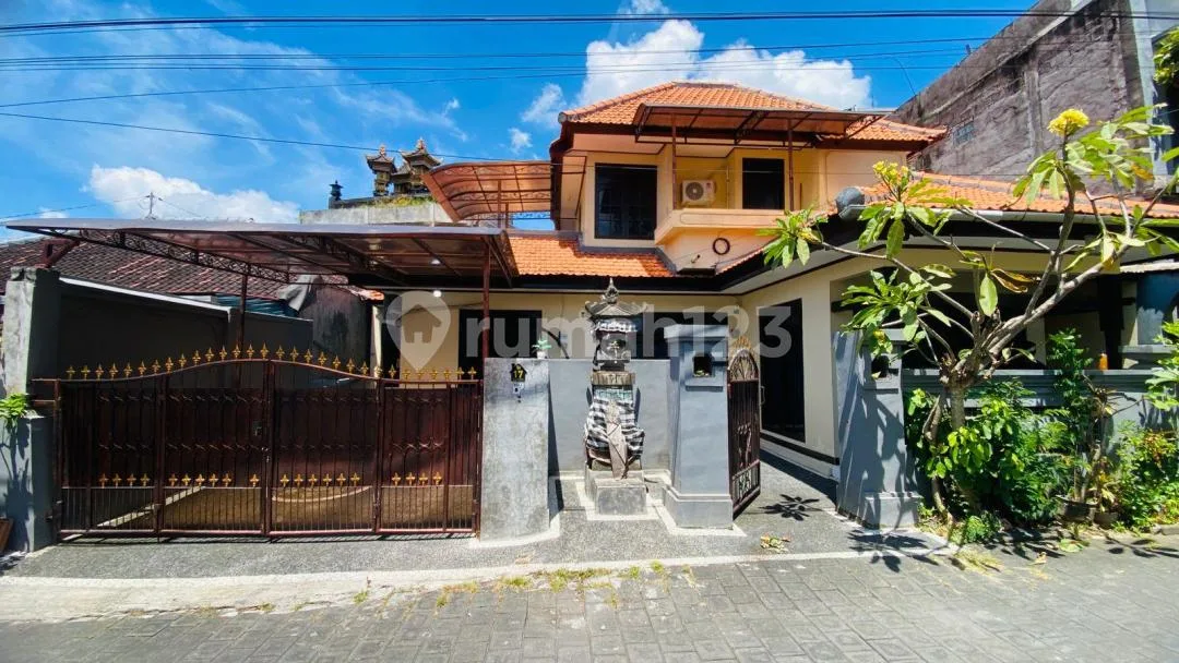 Rumah 4 Kamar 2 Dapur dan 2 Lantai Strategis di Padangsambian - Image 1 of 4