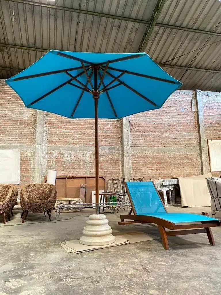 Outdoor Umbrella Biru dengan Tiang Kayu Premium - Image 3 of 3