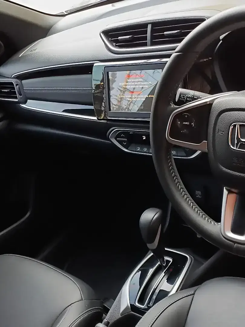 HONDA BRV PRESTIGE MATIC KM 20 RB SEPERTI BARU - Image 7 of 10