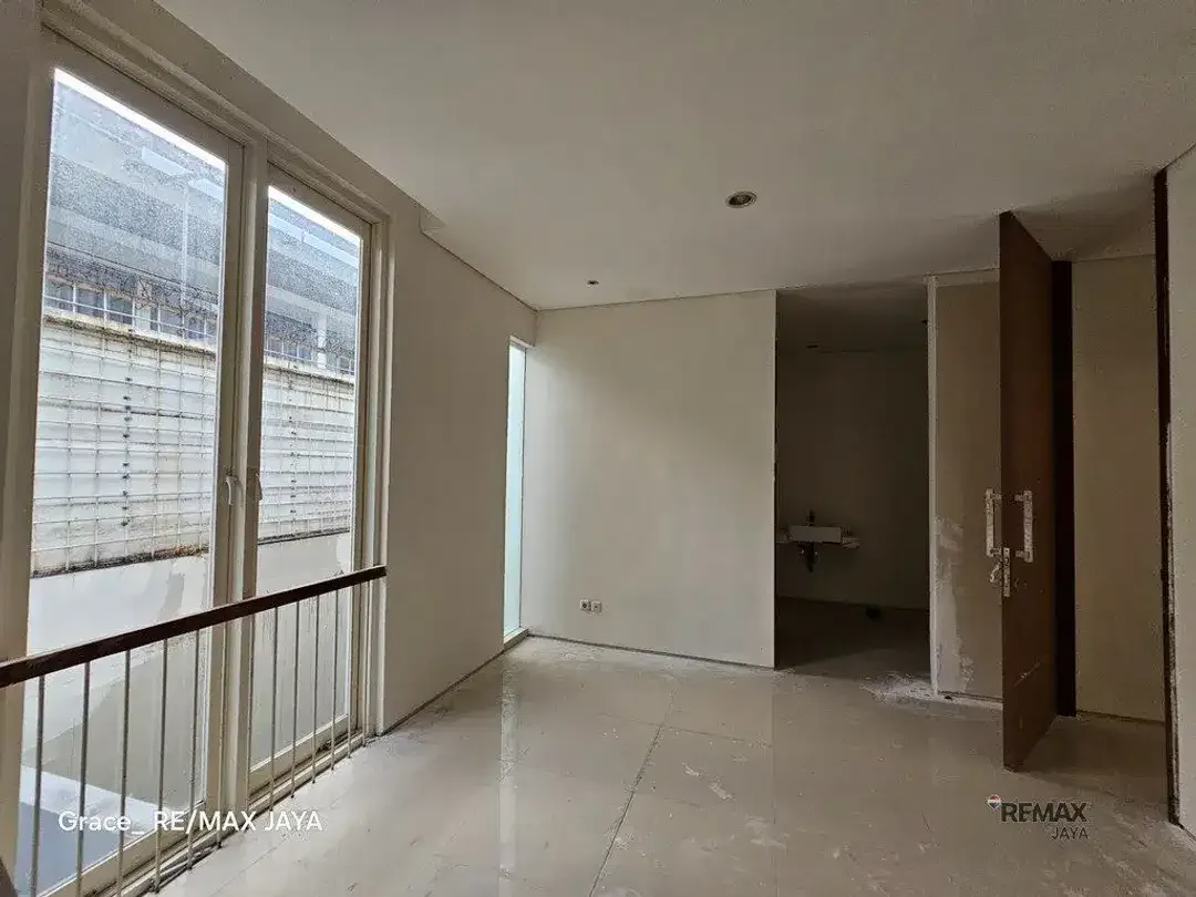 Rumah Eksklusif 2 Lantai 4 Kamar Tidur Dijual di Citraland Denpasar - Image 8 of 10