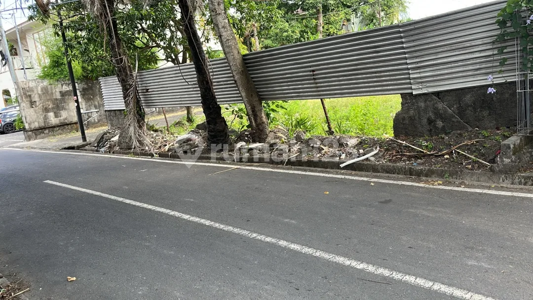 Tanah Strategis Pinggir Jalan Kerobokan Kelod - 300 MÂ², SHM, Dekat Hotel Cyrus- Cocok Villa & Investasi - Image 4 of 4