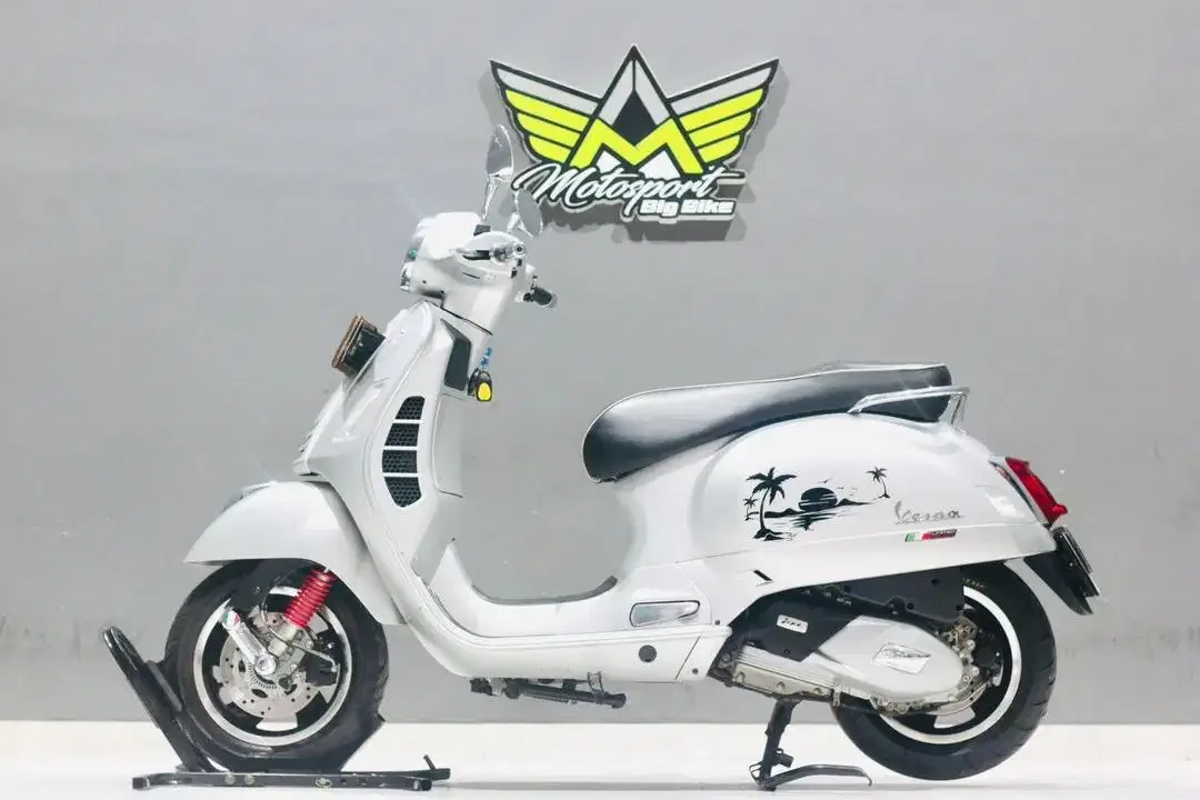 Piaggio vespa GTS super 150 ABS limited edition 2022 mulus siap pakai - Image 2 of 4