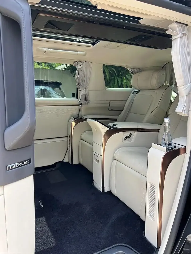 LEXUS LM350h 4SEATER 2024 GRAPHITE BLACK - Image 8 of 10