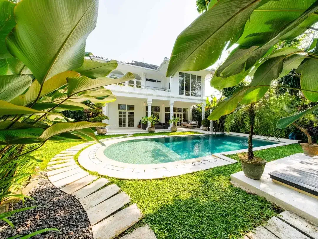 LUXURY CLASSICAL MODERN IN PRIME LOCATION A HEART OF SEMINYAK BALI - Image 2 of 10