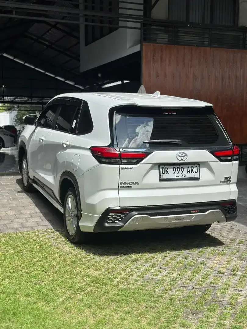 INNOVA ZENIX V HYBRID 2025 MODELISTA ASLI BALI LOW KM - Image 4 of 10