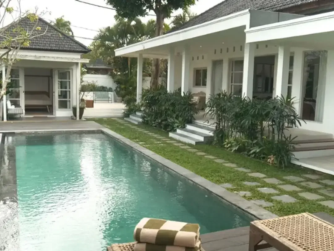 VILLA 4BR BERGAYA TROPIS BOHEMIAN DI TUMBAK BAYUH CANGGU BADUNG - Image 2 of 10