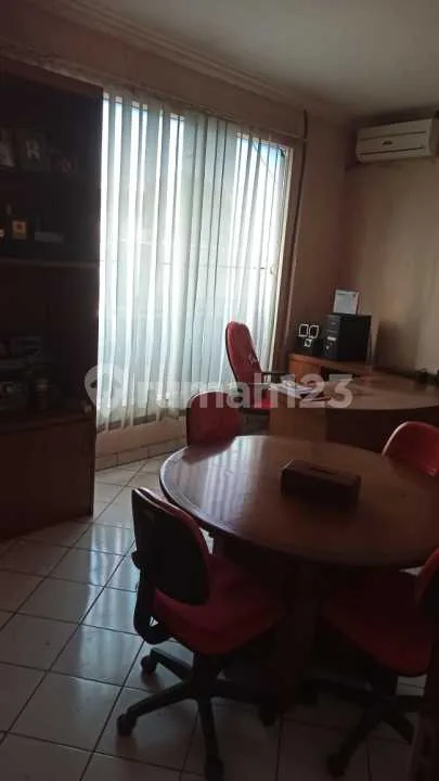 Dijual ruko 3 lantai berlokasi di pinggir jalan utama Gatsu Timur - Image 4 of 4