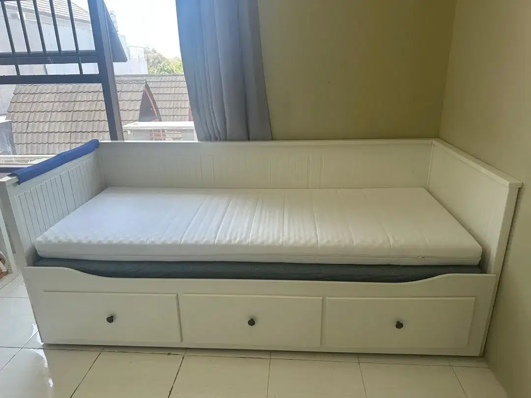 Set ranjang IKEA lengkap - dipan dan kasur - Image 1 of 5