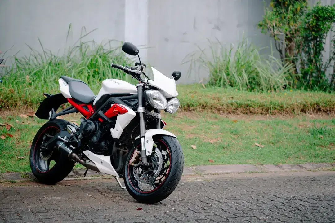 Triumph Street Triple 675 2015 white full mulus no minus - Image 2 of 10