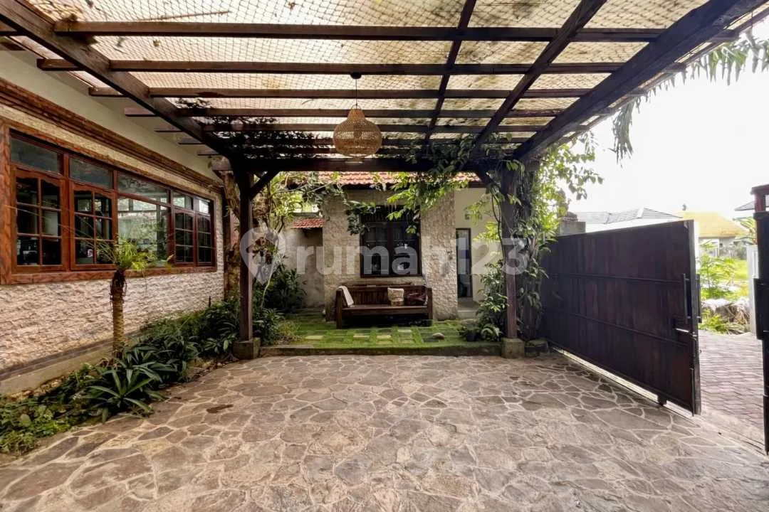 Villa di Sekar Sari Sanur Bali 3 Bedrooms 308M2 - Image 2 of 4