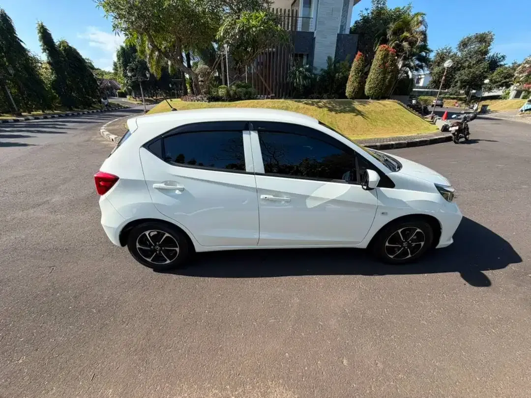 BRIO NEW E SATYA MATIK PUTIH PMK 2026 PLAT DK ASLI BALI LOW KM 800 ORI - Image 7 of 10
