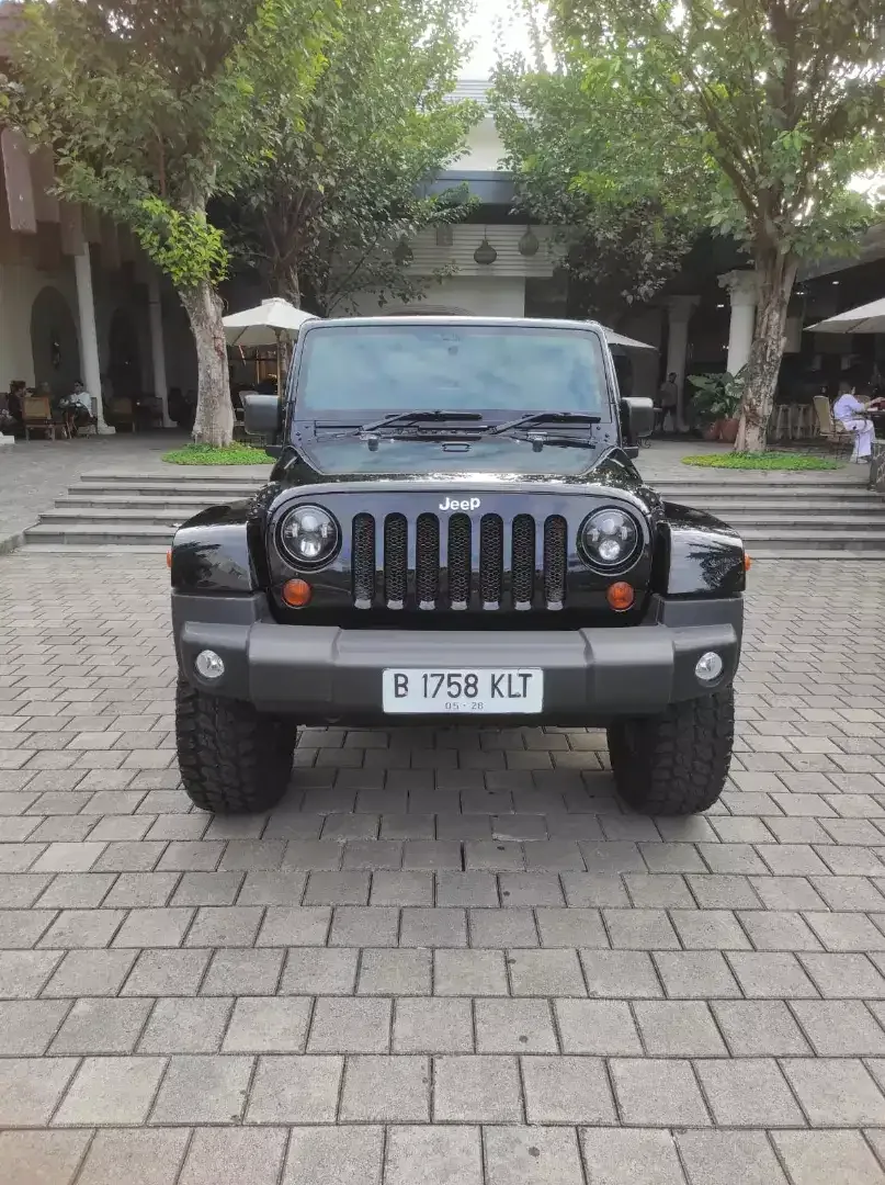 Wrangler sahara 3.8 AT 4x4 70th anniversary - Image 1 of 9