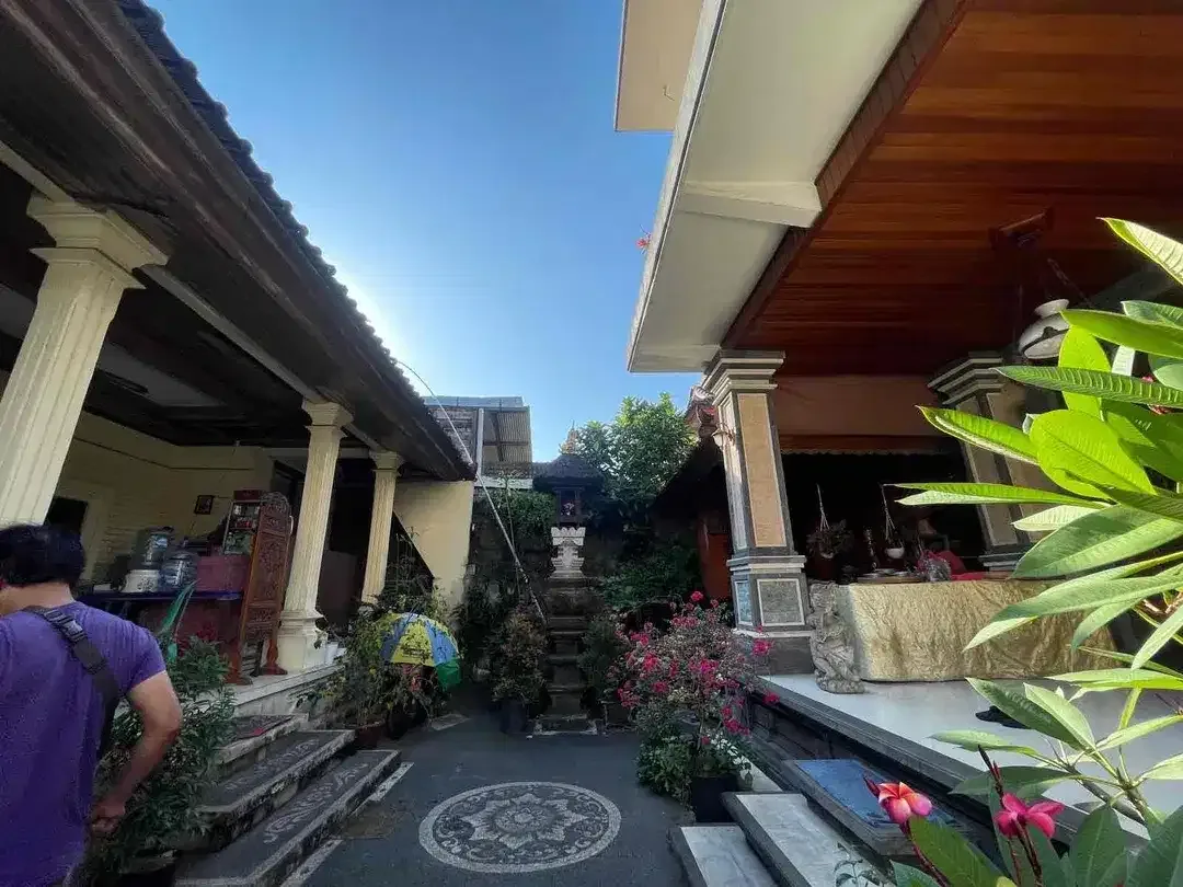 Dijual Cepat Rumah Lantai 2 Style Bali & Sangat Dekat dengan Jalan Induk Gunung Agung Denpasar Barat - Image 5 of 8