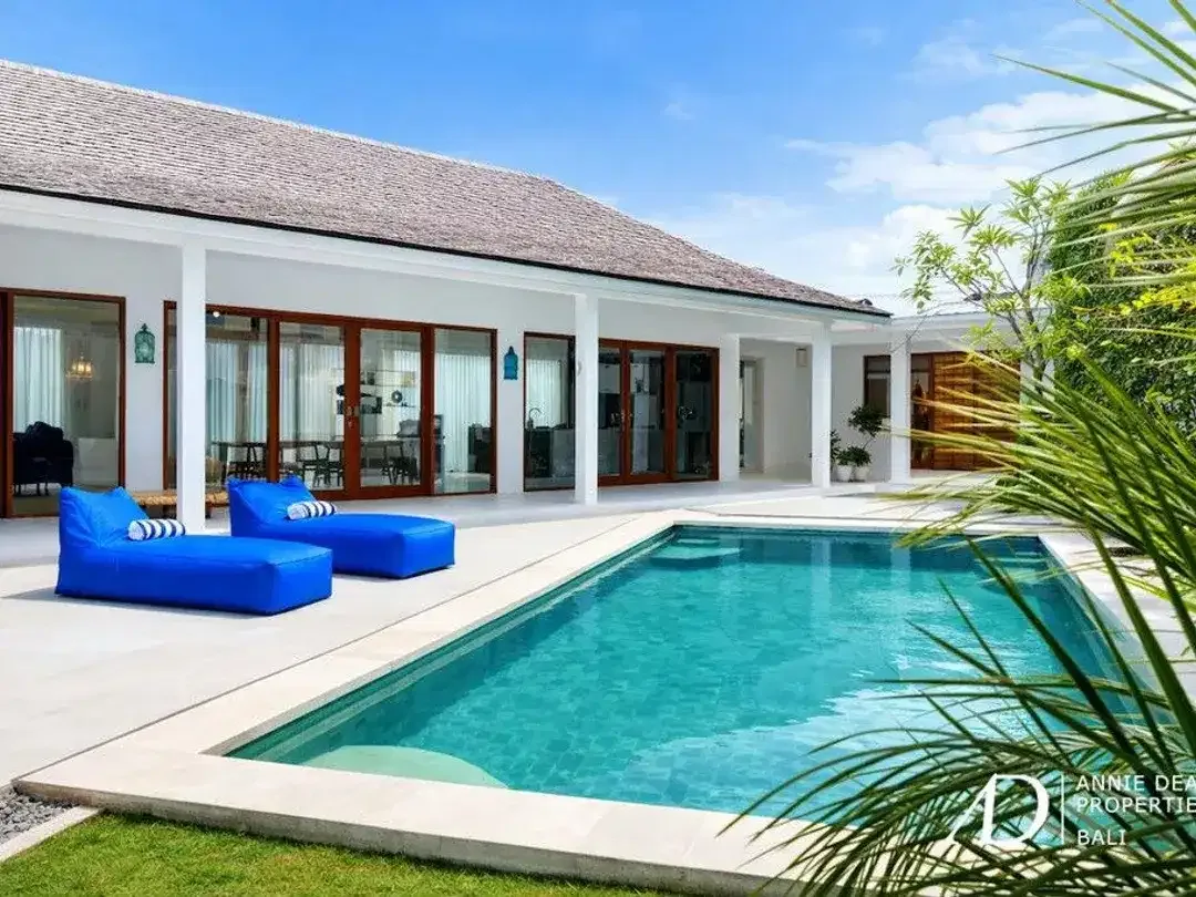 FREEHOLD | SINGLE-LEVEL TROPICAL VILLA WITH PRIVATE POOL - Image 3 of 10