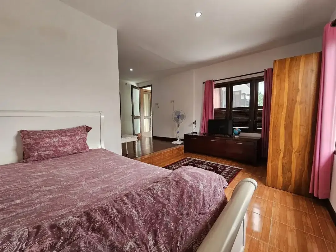 Astonishing Colonial Design Villa 5 Bedrooms near Tumbakbayuh For Sale Now - FREEHOLD - Image 6 of 10