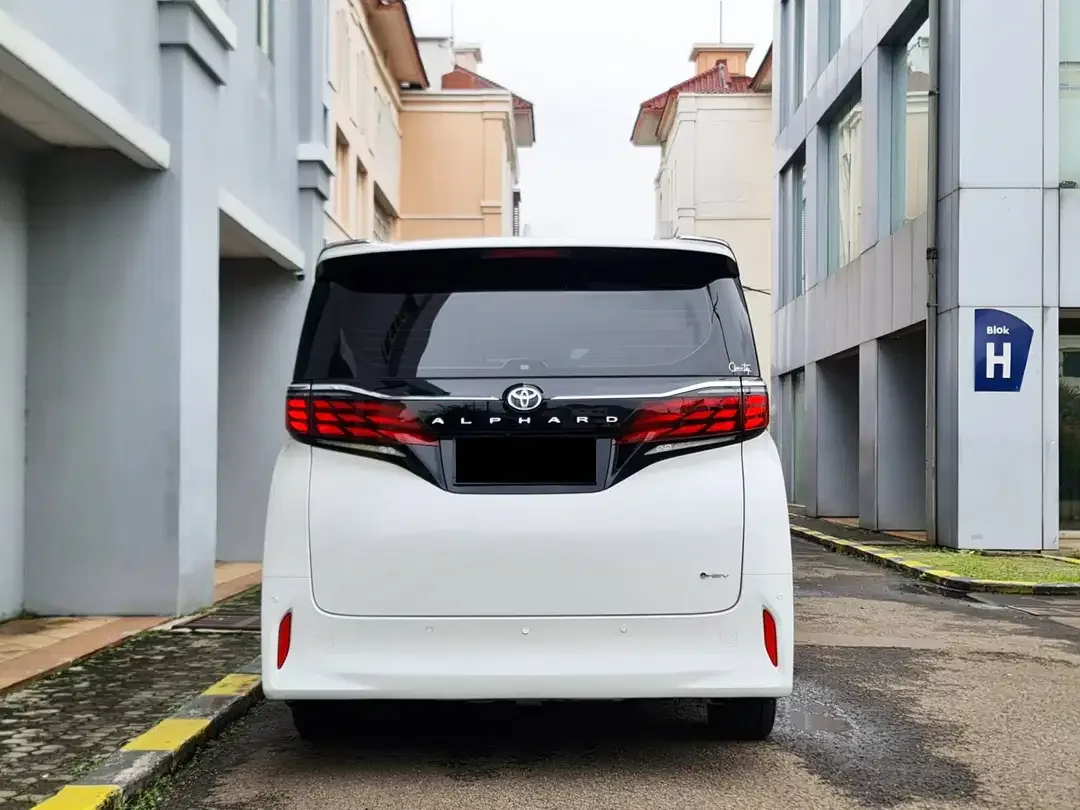 Toyota Alphard Hybrid - Image 4 of 10