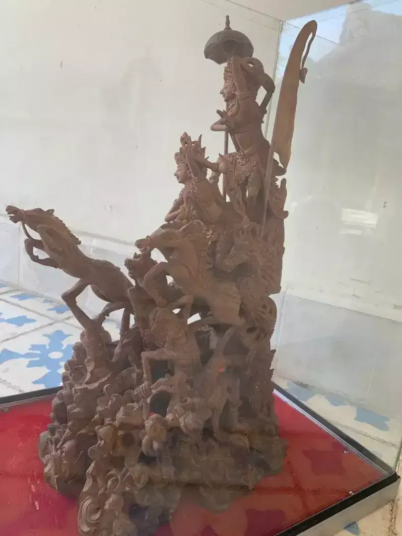 Patung dari kayu cendana - Image 2 of 2