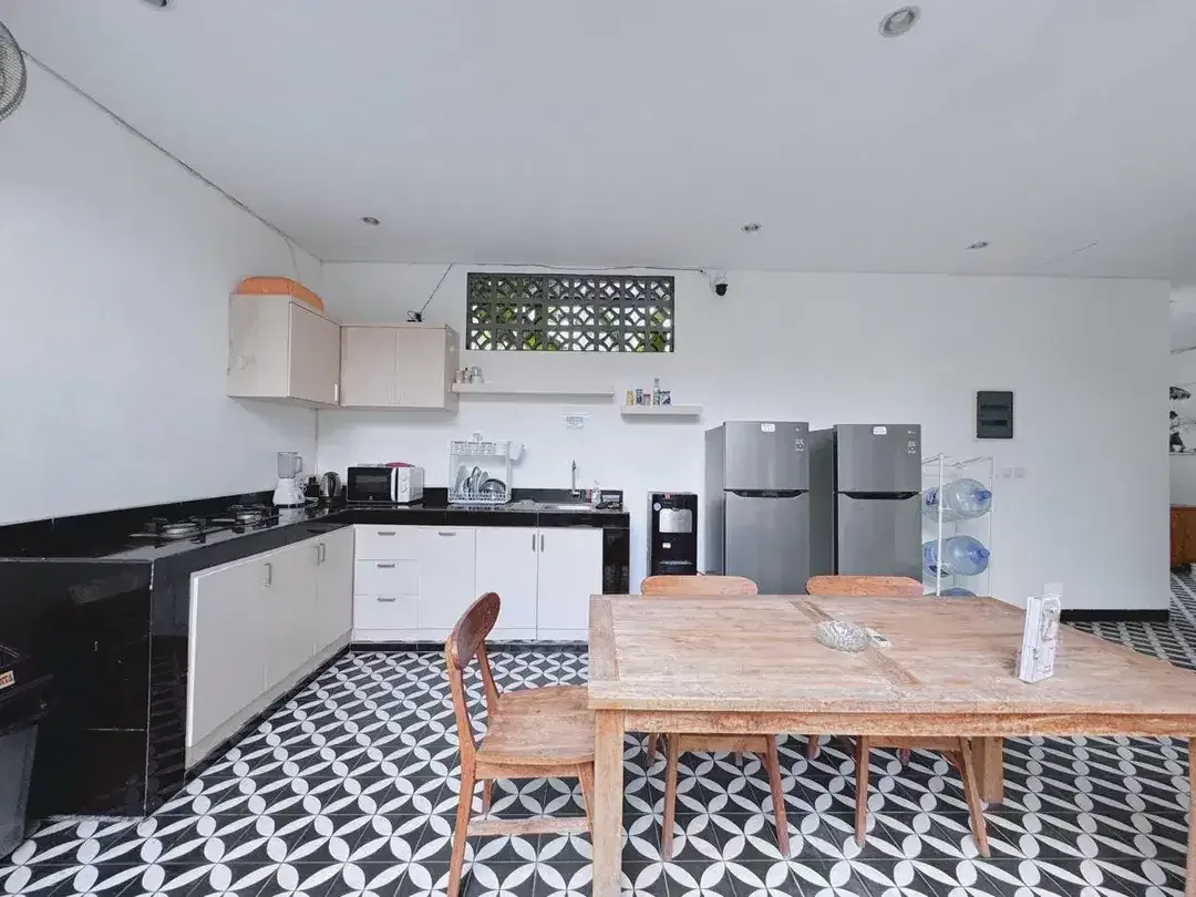 Dijual Guest House Siap Operasional dengan Lokasi Premium 7 Kamar Tidur, Kolam Renang dan Fully Furnished dengan Potensi Pendapatan Menarik - Image 3 of 10