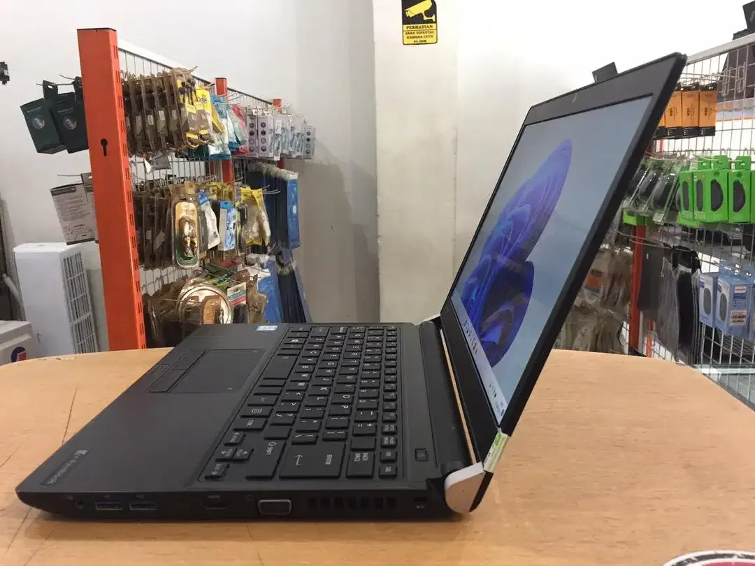 Laptop Toshiba Portege R30C Core i3Gen6 Ram 8GB SSD 128GB Slim Ringan - Image 4 of 10