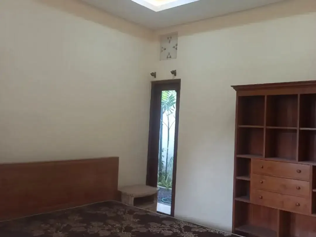 FOR SALE RUMAH SIAP HUNI RENOVATED 3BR LOKASI DEKAT BEACH MERTASARI SANUR - Image 8 of 10
