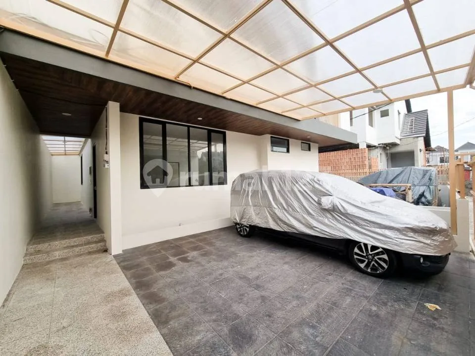 Rumah Modern 3 Lantai di Dalung Freehold, Dekat Canggu - Image 1 of 4