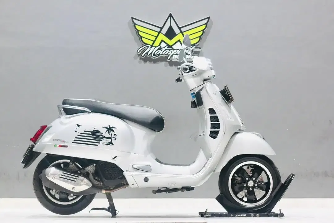 Piaggio vespa GTS super 150 ABS limited edition 2022 mulus siap pakai - Image 1 of 4