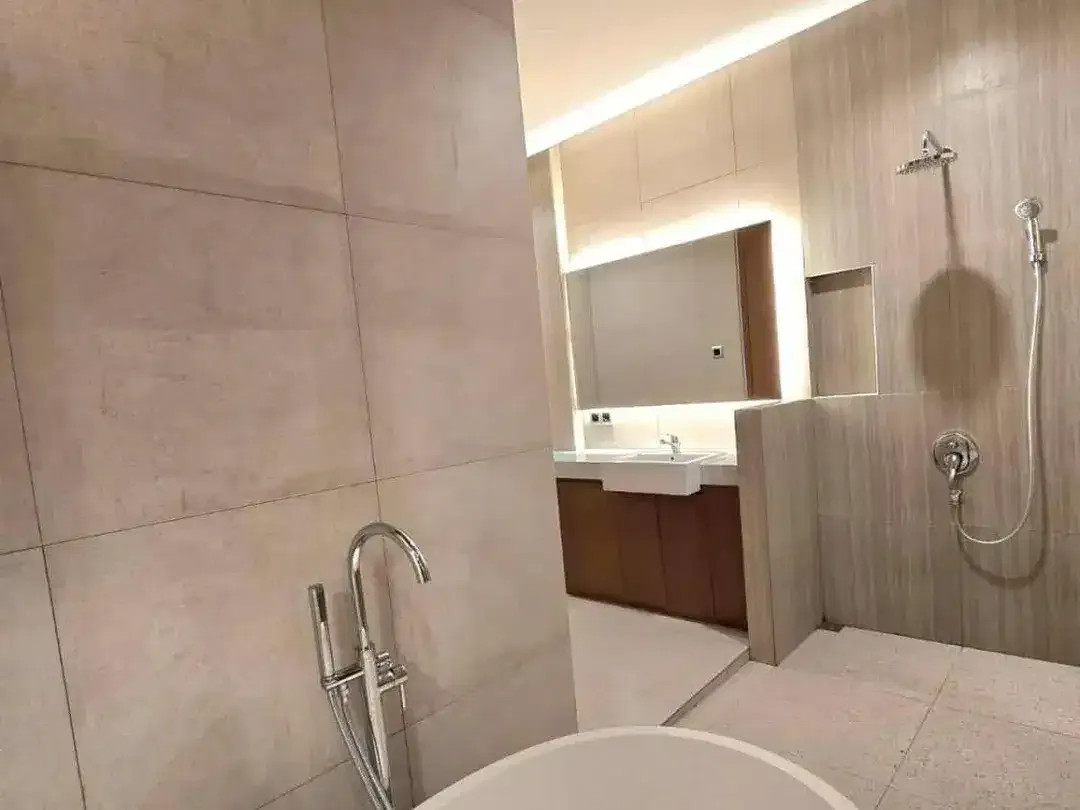 BRAND NEW VILLA 3BR WITH ROOFTOP FURNISHED BEST LOKASI DI NUSA DUA - Image 9 of 10