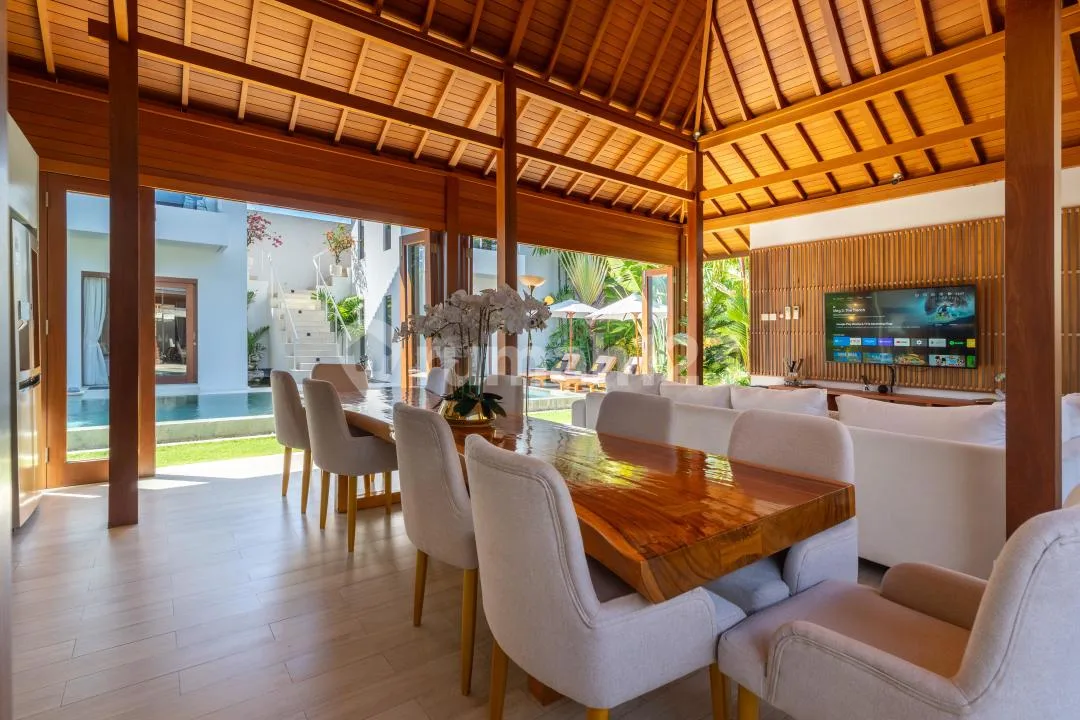 Hak Milik Villa Modern Bergaya Joglo di Kerobokan - Image 4 of 4