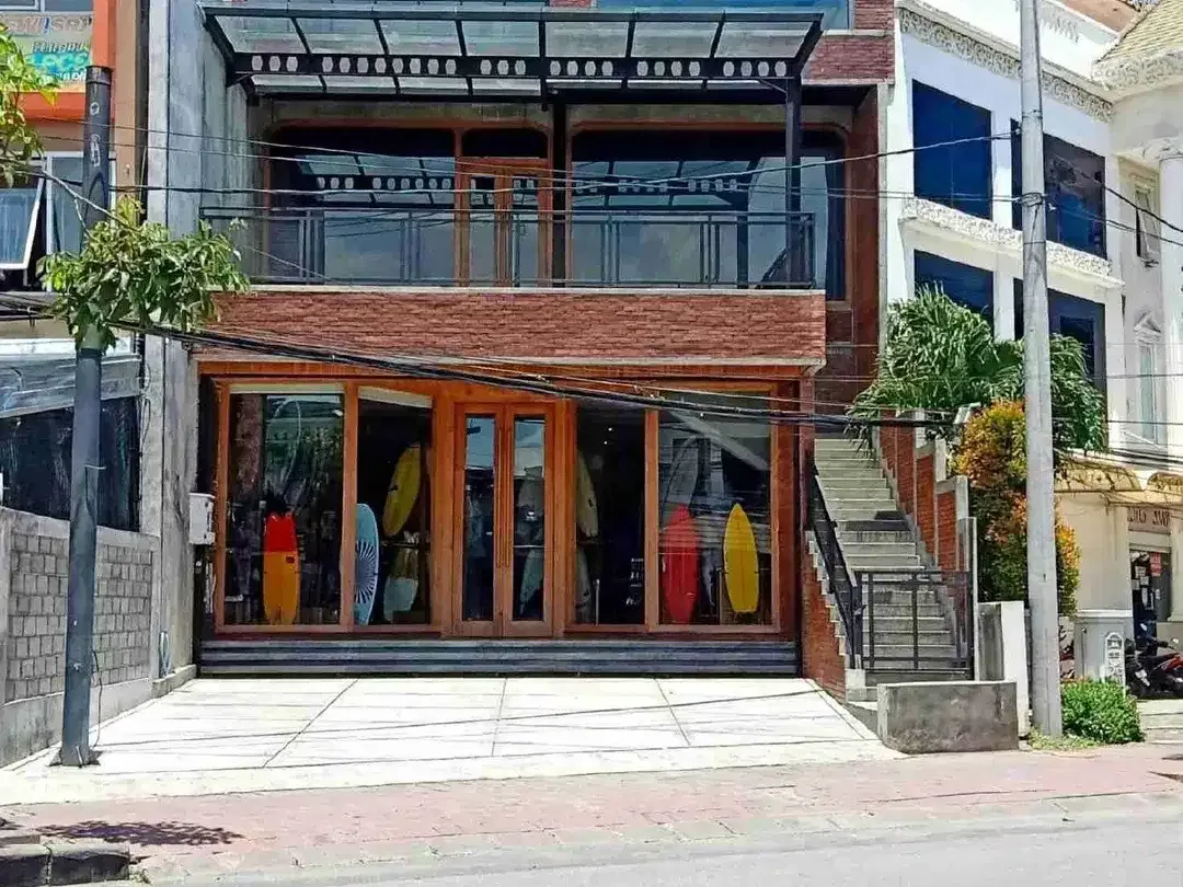 jual gedung 4 lantai ada lift , video tron di jln utama Dewi Sri Kuta Bali - Image 1 of 10