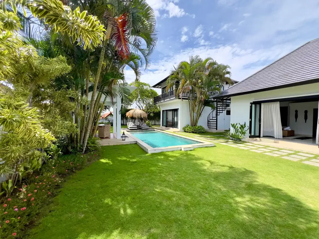 Villa Mewah Tropis Dekat Pantai Batu Bolong Canggu Bali - Image 7 of 10
